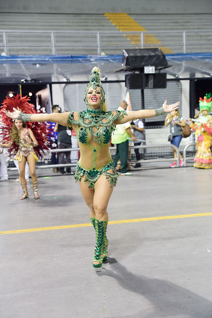 Poderosa, Vivi representou sua escola paulista e arrasou no samba no pé, mostrando seu amor pela agremiação