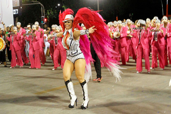 A rainha de bateria do Salgueiro entrou na Sapucaí vestida como o próprio malandro carioca, com uma fantasia cheia de brilhou, incrível e super trabalhada