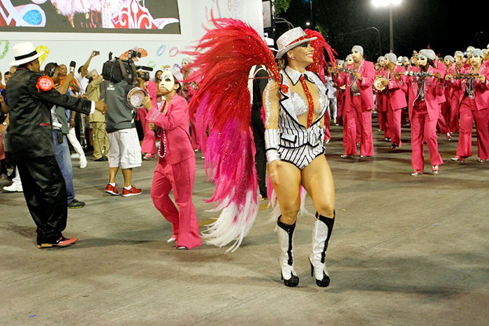 Poderosa, 2016 foi mais um ano em que Vivi fez jus ao cargo de Rainha de bateria, tanto em São Paulo quanto no Rio. Que venha 2017!