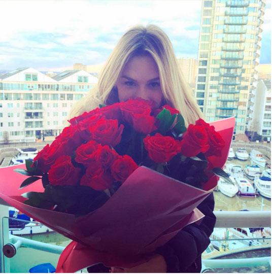  Fiorella Mattheis recebe buquê de rosas de aniversário