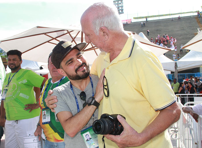 Luciano Camargo aposta na simpatia para ver apuração no Rio