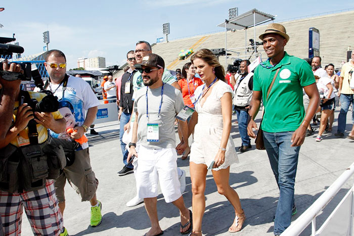 Assim como vários colegas, os pombinhos também tiraram os looks de verão do guarda-roupa