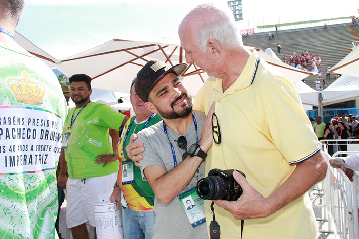 Antes de começar a ouvir as notas de cada agremiação, Luciano cumprimentou vários dos presentes na mesa da Imperatriz