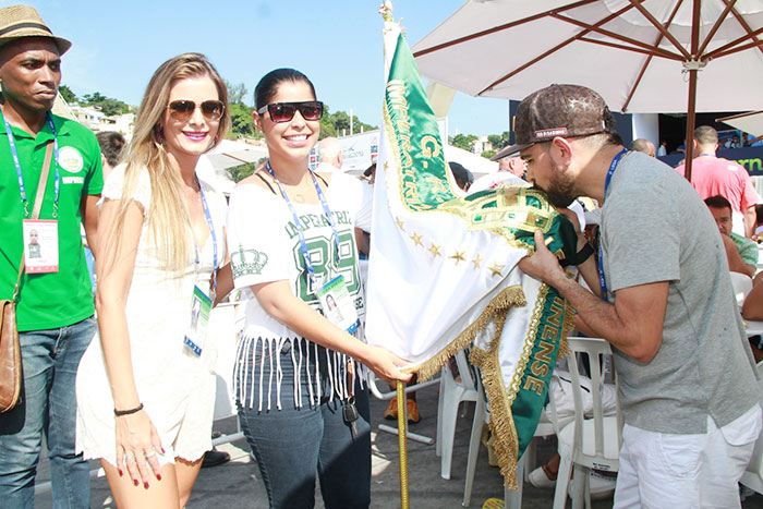 Na frente das câmeras, ele chegou até a beijar a bandeira da Escola