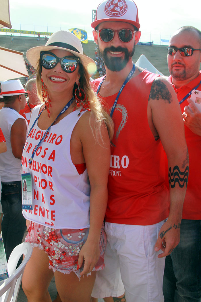 Casal caprichou no sorriso para ser registrado marcando presença no evento