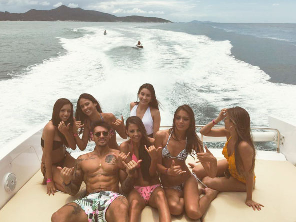 Lucas Lucco posa rodeado de mulheres em barco