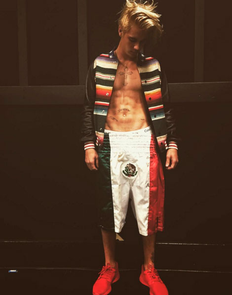 Justin Bieber faz foto sem camisa e fã pede: 'Multiplica'