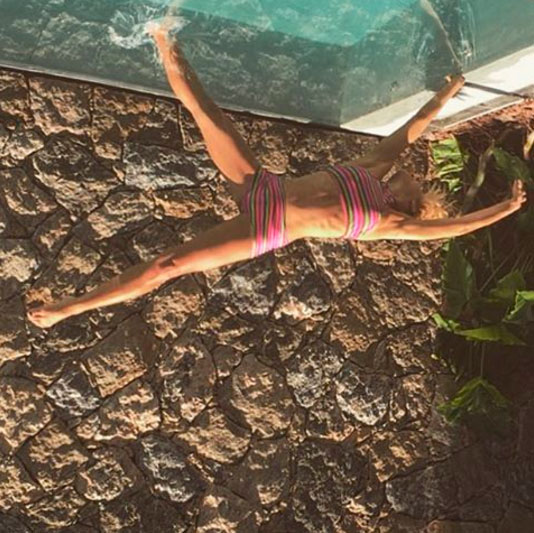 Carolina Dieckmann aproveita piscina e faz foto divertida
