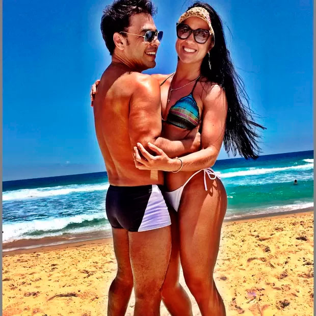 Zezé Di Camargo troca carinhos com Graciele Lacerda na praia