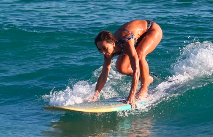 Sabrina Sato aprende a surfar no Rio de Janeiro