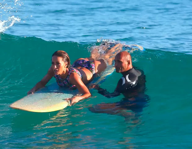 Sabrina Sato aprende a surfar no Rio de Janeiro