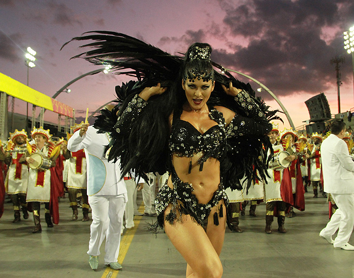 De asas pretas, Lívia Andrade brilha no desfile das Campeãs