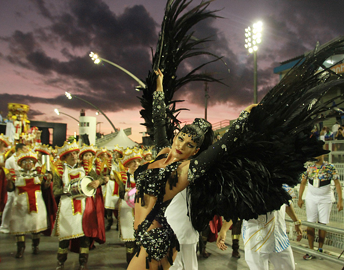 De asas pretas, Lívia Andrade brilha no desfile das Campeãs