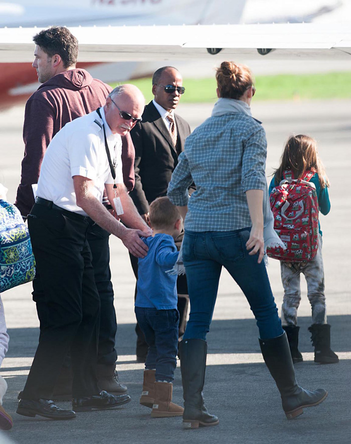 Jennifer Garner e Ben Affleck embarcam juntinhos em jatinho