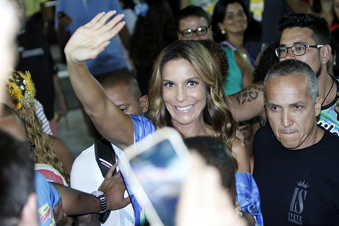 Ivete Sangalo causa tumulto ao chegar na Sapucaí