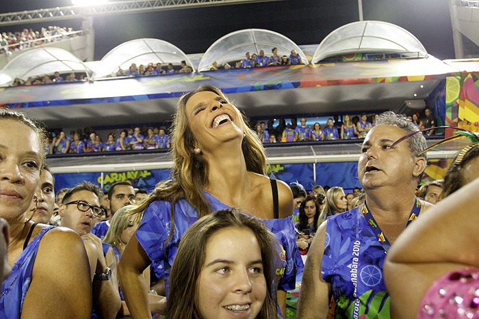 Ivete Sangalo se diverte no desfile das campeãs