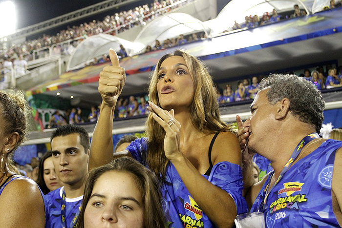 Ivete faz positivo para integrantes de escola de samba do RJ