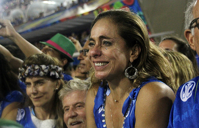 Cissa Guimarães cai no choro no desfile da Mangueira