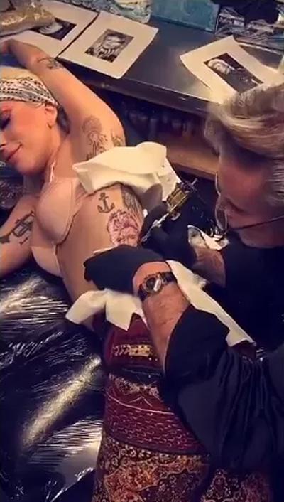  Lady Gaga homenageia David Bowie com tatuagem