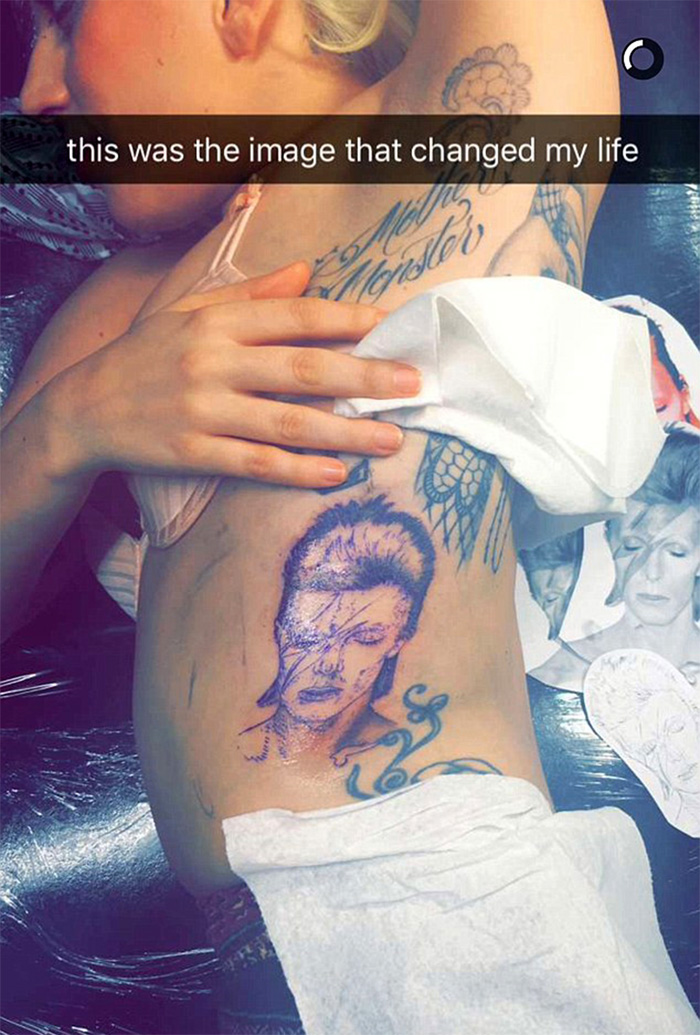  Lady Gaga homenageia David Bowie com tatuagem
