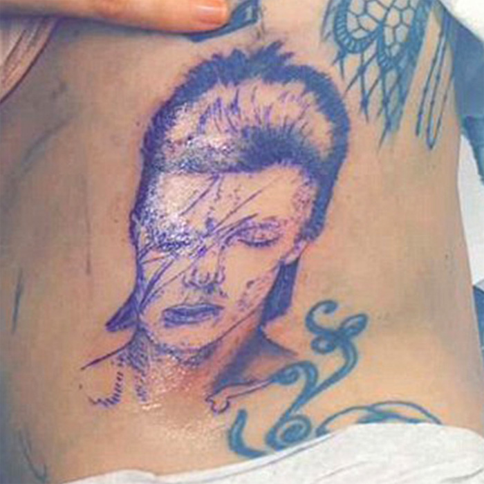  Lady Gaga homenageia David Bowie com tatuagem