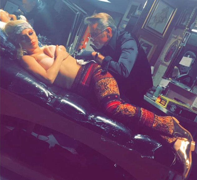  Lady Gaga homenageia David Bowie com tatuagem