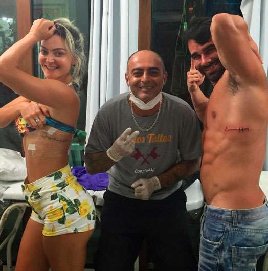  Laura Keller e o maridão fazem tatuagem juntinhos. Veja!