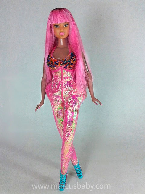 Marcus Baby transforma Nicki Minaj em boneca 