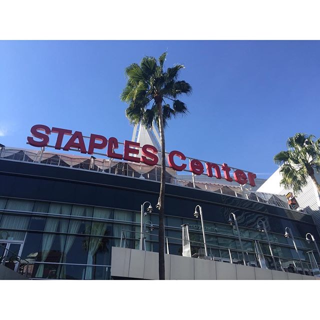 Entrada do Staples Center, em Los Angeles, onde vai rolar o evento na noite desta segunda-feira (15)