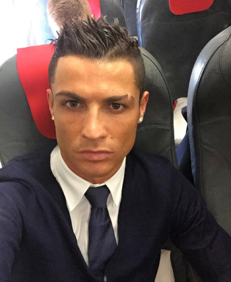 Cristiano Ronaldo mostra seu charme em selfie no avião