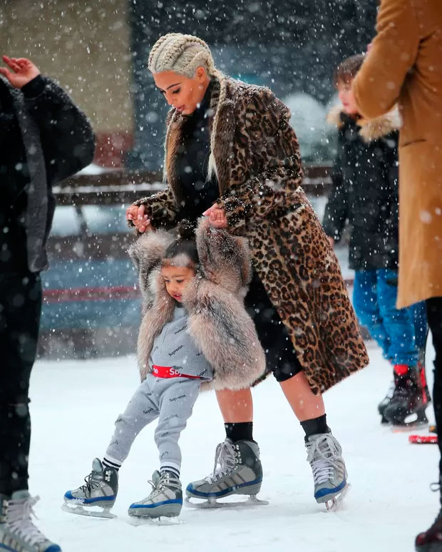 Kim Kardashian ensina North West a patinar no gelo