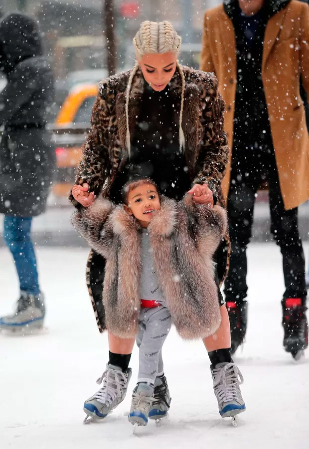 Kim Kardashian ensina North West a patinar no gelo
