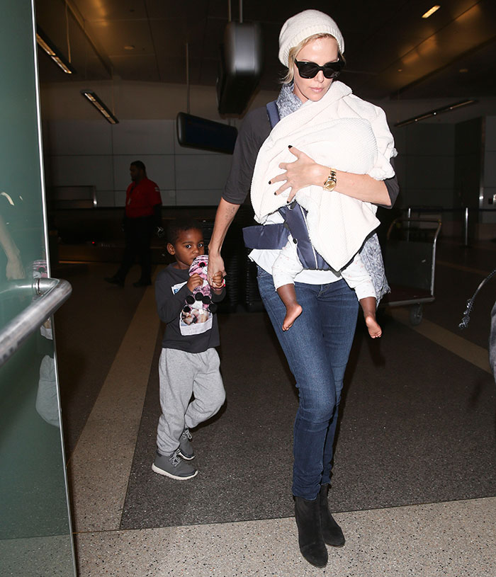 Charlize Theron chega com os filhos em Los Angeles