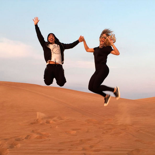  Wesley Safadão se diverte nas dunas de Dubai com a esposa.