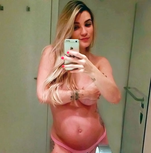 Aline Gotschalg posa de topless e mostra barrigão