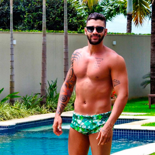 Gusttavo Lima aproveita férias para exibir corpo e tatuagens