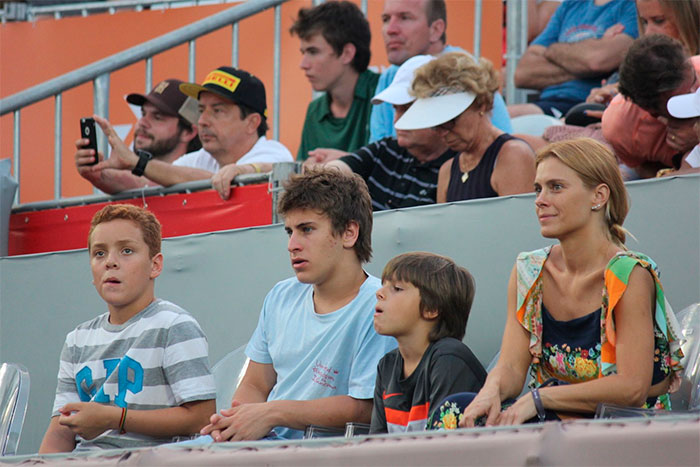 Carolina Dieckmann vai com Davi e José a torneio de tênis