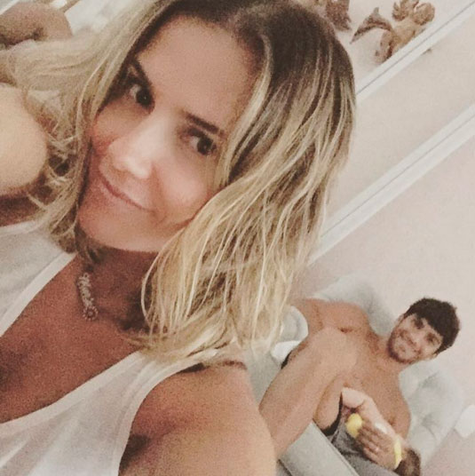 Deborah Secco posta foto da família e se declara