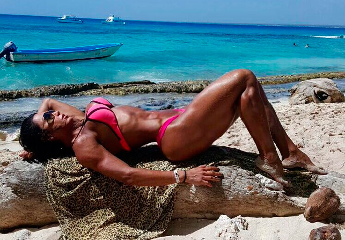 Gracyanne Barbosa curtindo férias em Punta Cana