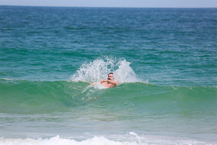 Thiago Lacerda se alonga e atende fãs em praia no Rio