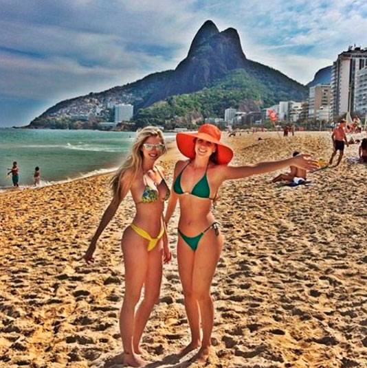 De biquíni, Bárbara Evans faz pose na praia