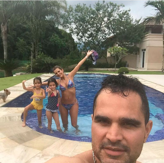 Esposa de Luciano mostra o corpão em foto com a família