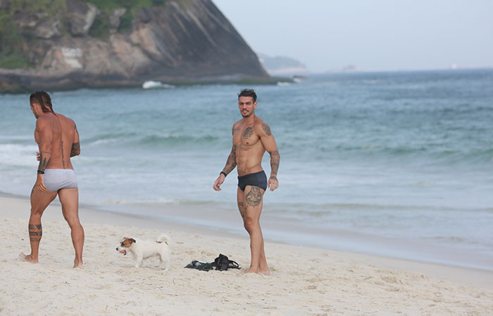 Lucas Lucco foi clicado na praia da Barra da Tijuca, no Rio de Janeiro