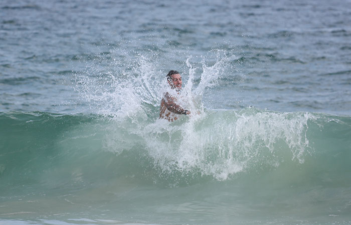 O cantor aproveitou para se refrescar no mar