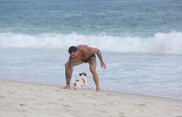 Na areia, ele ainda brincou com o cachorro