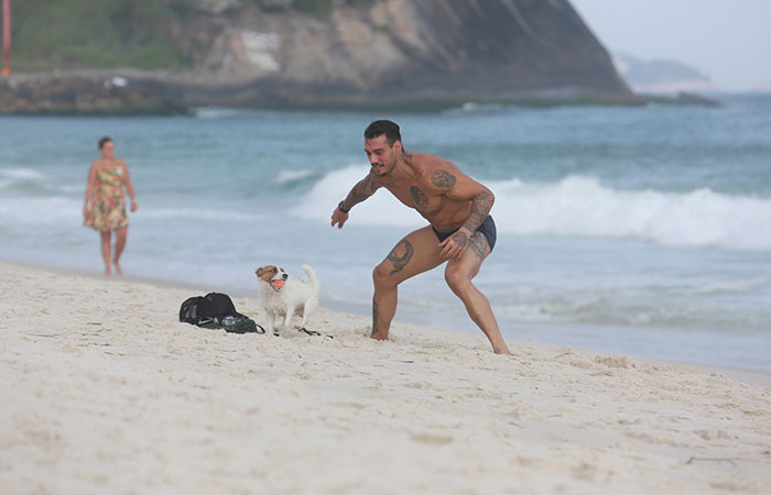 Lucas Lucco brincando com o cão