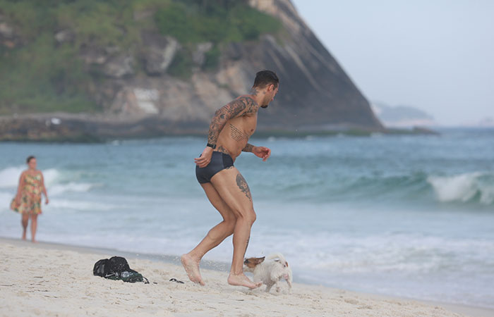 Lucas Lucco brincando com o cão