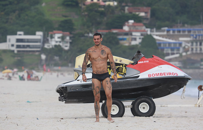 Lucas Lucco na praia