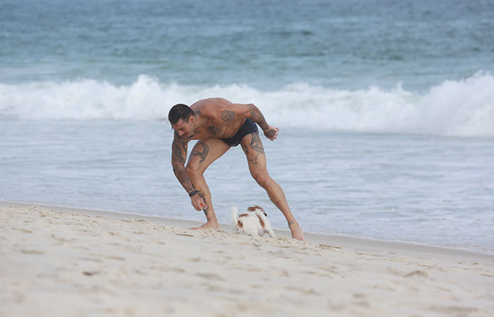 Lucas Lucco brincando com o cão