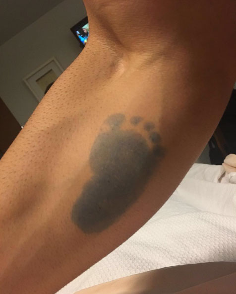  Rodrigão tatua o pé do filho no braço: 'Meu príncipe'
